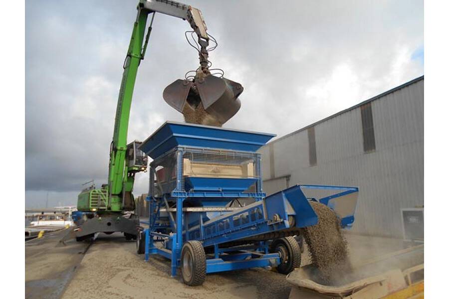 With a mobile bunker weigher, the input and output flow of a product stream to and from ships or between conveyor belts can be weighed precisely.