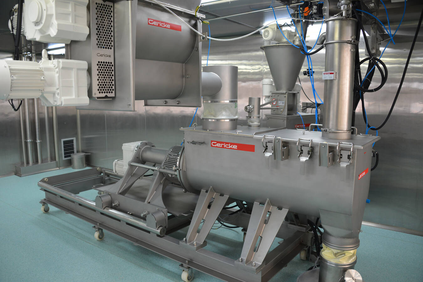 Continuous dry mixing installation for infant nutrition 
