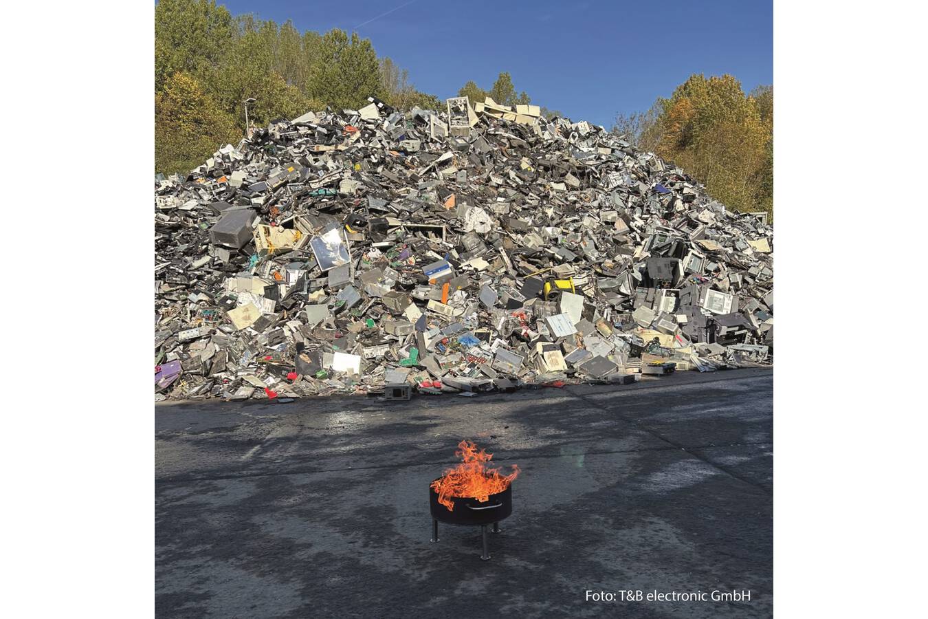 Simulation of a fire developing in a recycling centre. Thanks to dual certification, the camera can be used to realise safe fire protection solutions that comply with regulations.