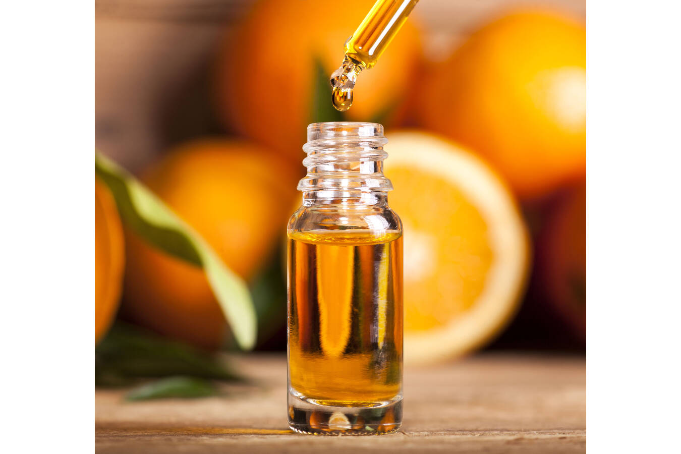 Natural orange oil (Copyright: Fotolia/nikilitov)