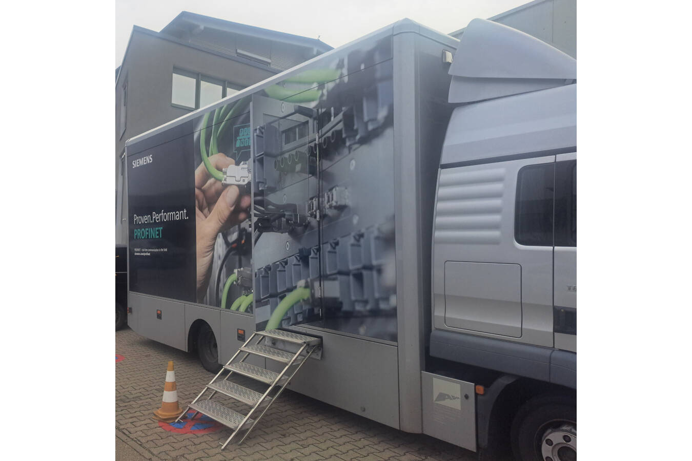 SIEMENS PROFINET Truck Tour 2024 bei der Rothenbacher GmbH Demonstration verschiedener digitaler Lösungen für die Industrie, ein Mehrwert, den Rothenbacher an die Kunden weitergeben kann.