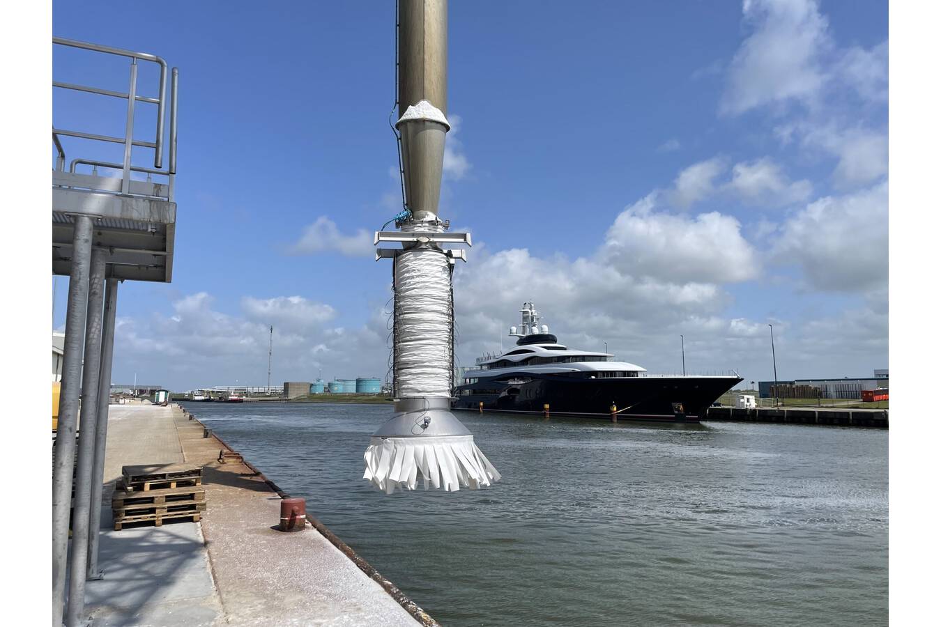 Verringerung von Staubemissionen bei der Schiffsbeladung Staubemissionen beim Beladen von Schiffen sind oft eine Belastung für die Umwelt.  Doch mit relativ einfachen Mitteln ist es möglich, die Staubemissionen zu minimieren 