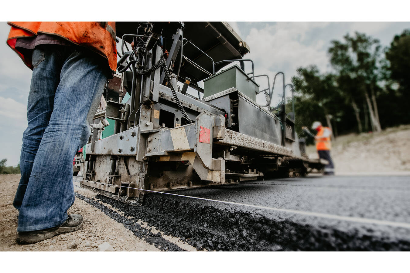 Exakte Asphaltmischung dank präziser Dosierung Lösungen für die Baustoff- und Zementindustrie von UWT. Verlässliche Sensorik für konstante Materialzufuhr