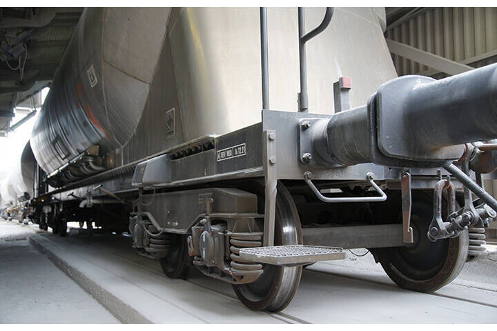 Gleiswaage mit SysTec-Wägeterminal Bei der neuen Gleiswaage der Kalkwerke Oetelshofen GmbH & Co KG kommt das eichfähige SysTec-Wägeterminal IT8000E zum Einsatz.