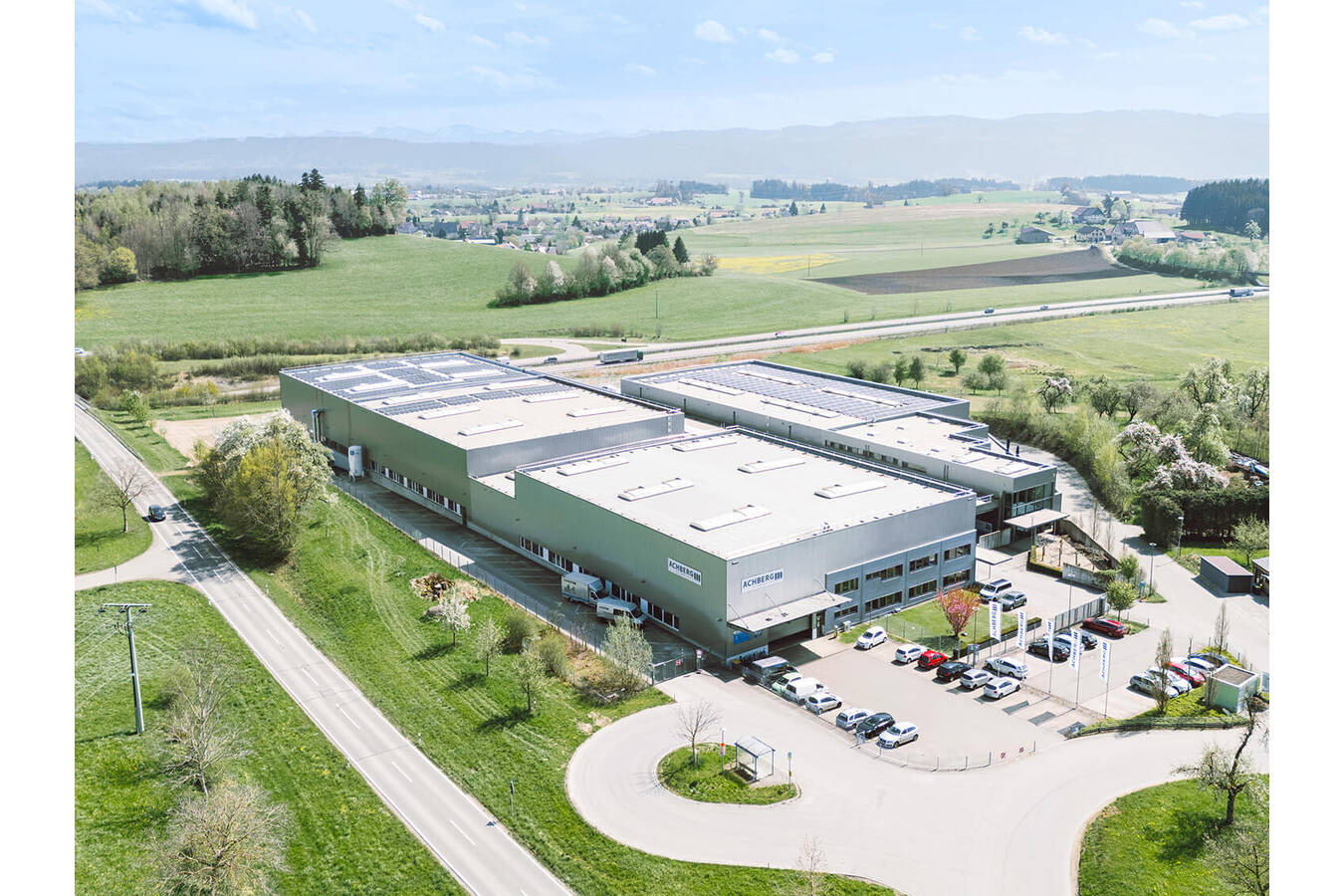 ACHBERG erweitert Produktionsfläche Mit zusätzlichen 2.800 Quadratmetern und einer Optimierung der Produktionsprozesse reagiert ACHBERG auf die steigende Nachfrage und setzt auf weiteres Wachstum.