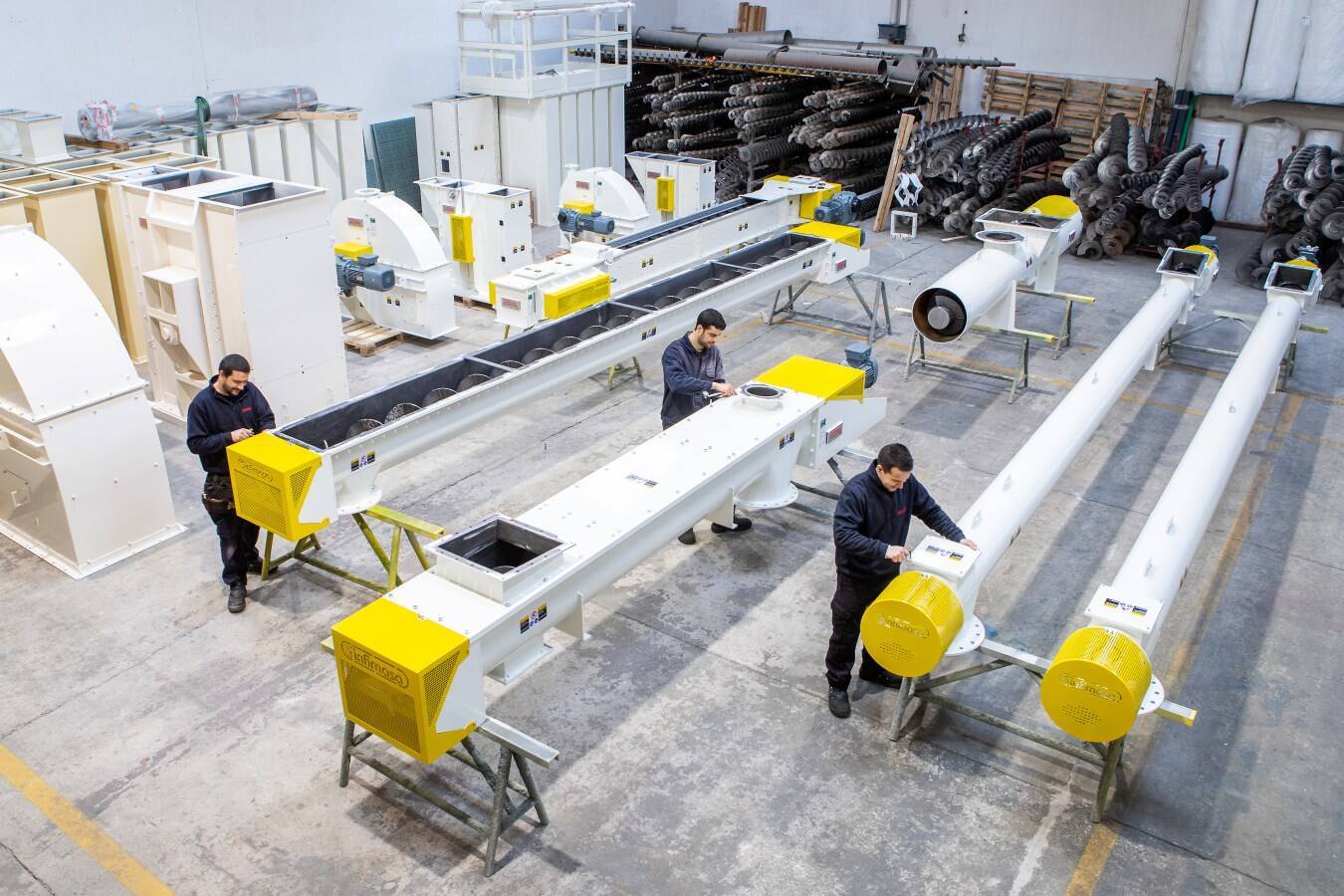 Maßgeschneiderte Schneckenförderer: Materialanalyse der erste Schritt Bei Schneckenförderern spielen kontinuierliche Bewegung und Reibung eine zentrale Rolle. Die Wahl eines standardisierten Designs ohne Berücksichtigung des Produktverhaltens kann zu Verstopfungen, Verschleiß und ungleichmäßigem Fluss führen.