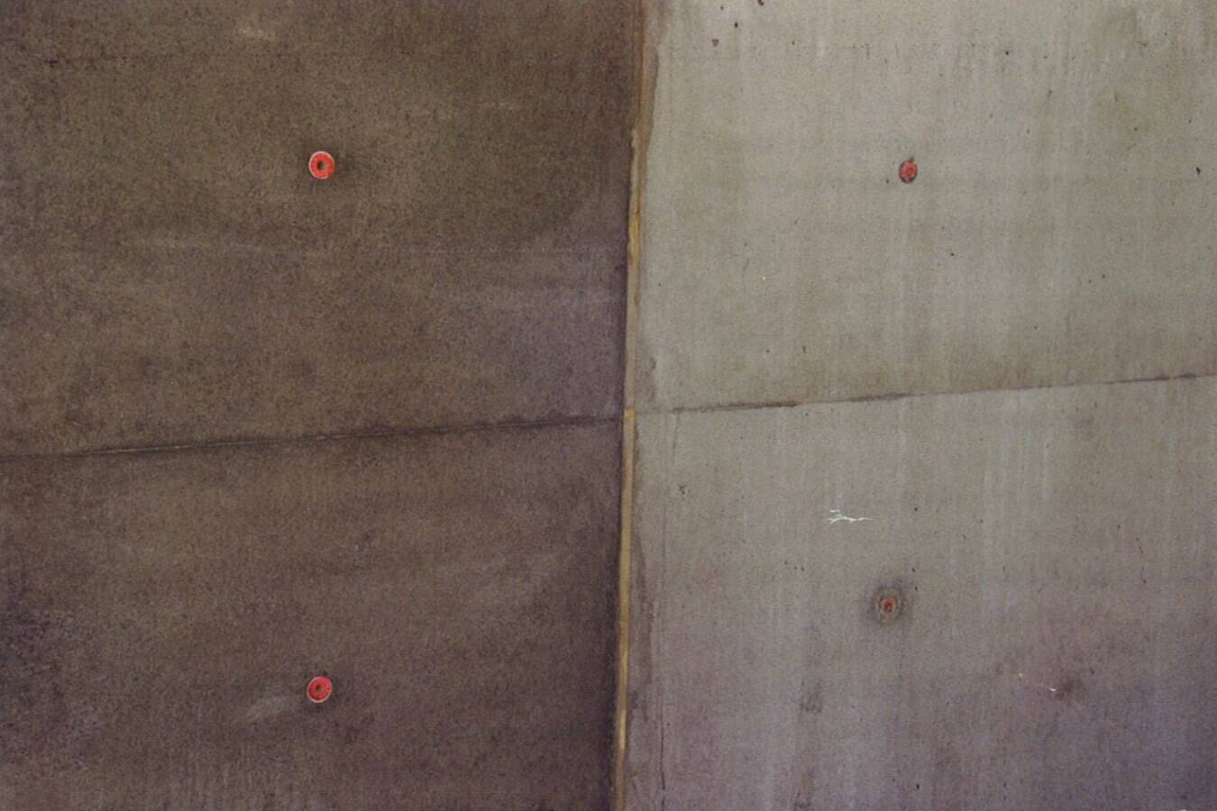 Einfluss von Wasser-Zement-Wert auf Betonhelligkeit Der Wasser-Zement-Wert ist entscheidend für die Helligkeit von Betonoberflächen. Feuchtigkeitsschwankungen in Zuschlagstoffen und Mischprozessen beeinflussen die Farb- und Helligkeitsstabilität von Schüttgutbeton.