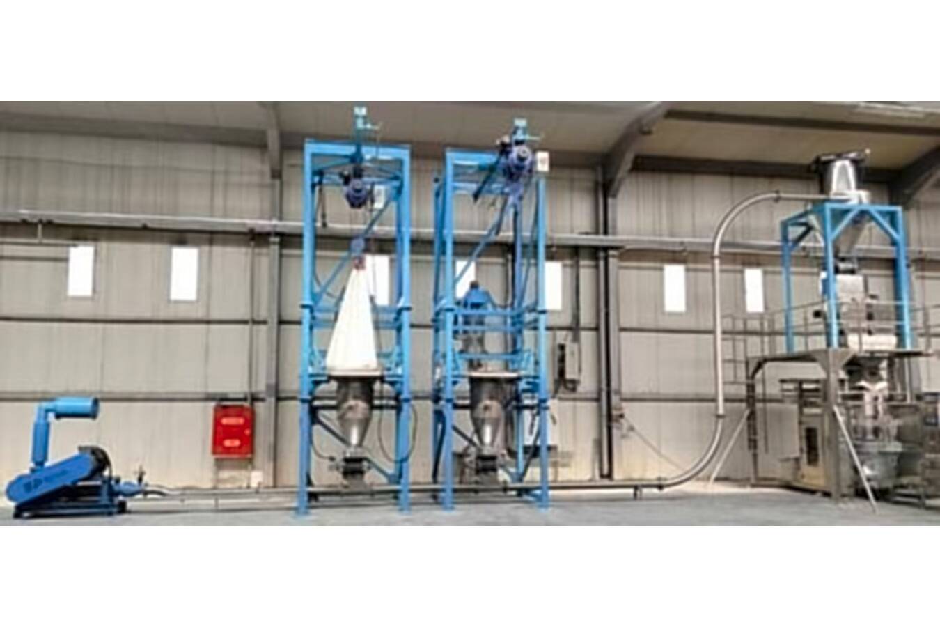 Big Bag Entleerungssystem mittels Dünnstromförderung Die Kombination aus Big-Bag-Entleerung und pneumatischem Fördersystem ist eine der besten Kombinationen für die Handhabung von Schüttgütern und wird in verschiedenen Branchen eingesetzt.