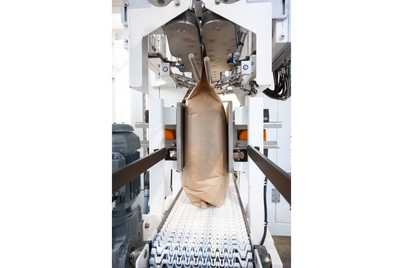 Wie funktioniert eine Verpackungsmaschine? Der Zweck einer Verpackungsmaschine ist im Grunde immer derselbe: Produkte so effizient und vor allem sicher wie möglich zu verpacken. 