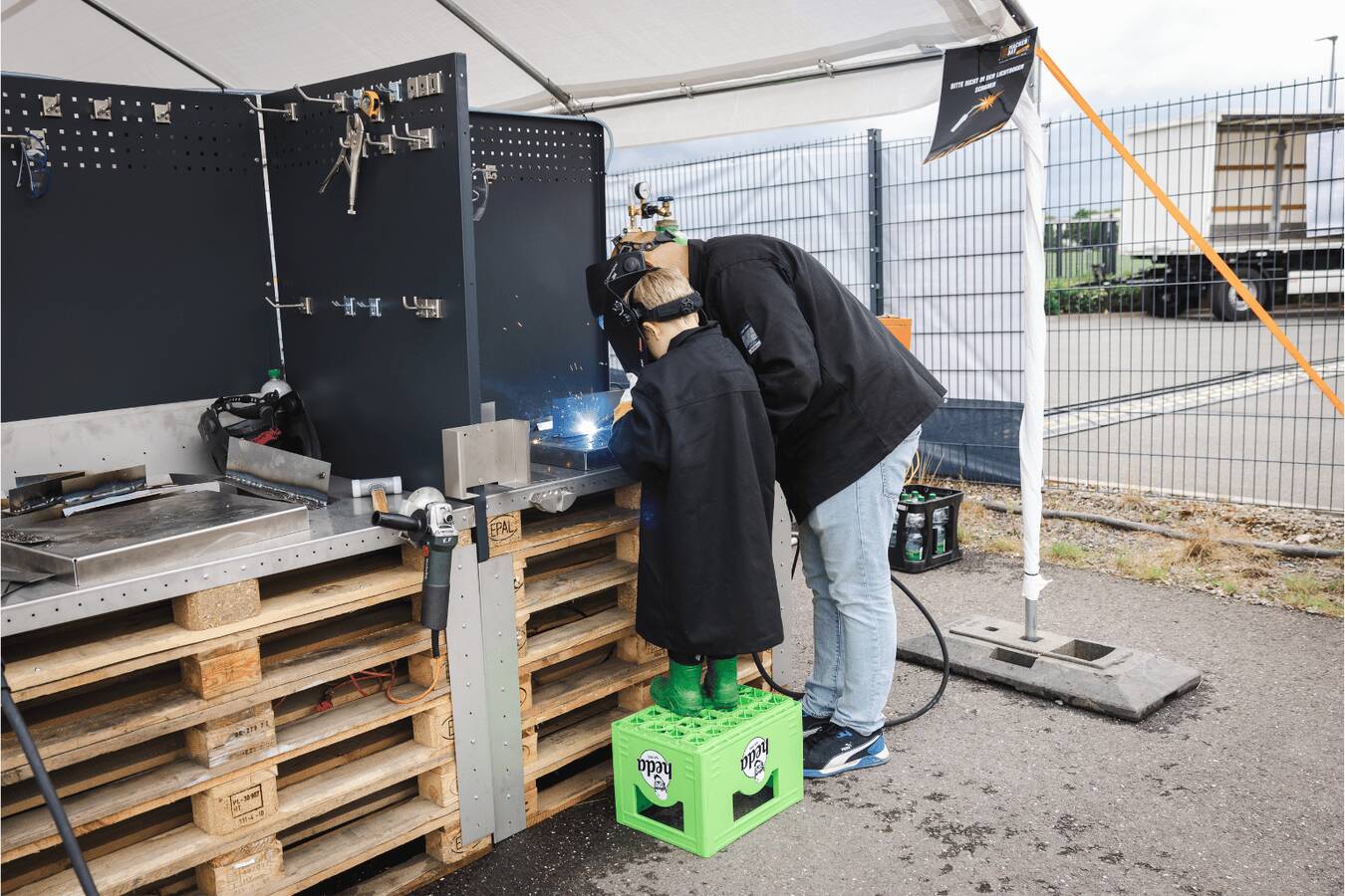 Macher Day begeistert über 900 Besucher in Porta Westfalica Als erstes Unternehmen durften wir einen Macher Day, angelehnt an das Macher Festival der Real Life Guys, veranstalten.