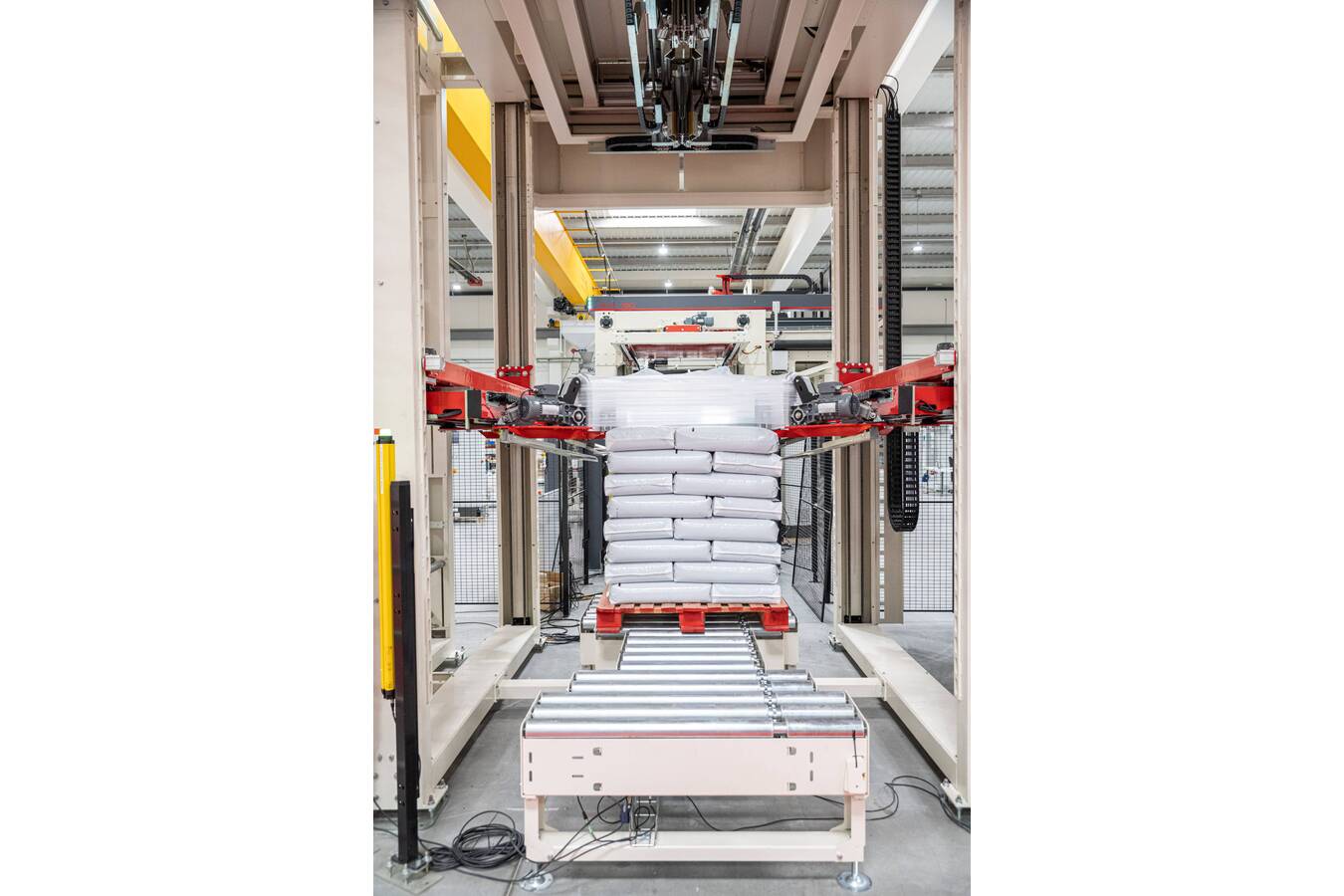 Die Wahl des besten Palettenschutzsystems für Ihr Werk Vergleichen Sie Stretchhauben-, Dreharm- und Drehtellerwickler, um den besten Palettenschutz für die Geschwindigkeit, Last und Lageranforderungen Ihres Werks zu finden