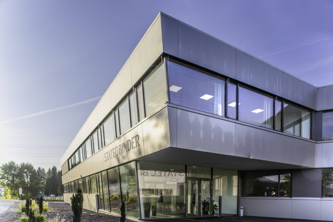 Was man beim Kauf einer neuen Absackmaschine beachten sollte Der Kauf einer Verpackungs- oder Palettiermaschine kann sehr komplex werden. Vor allem, wenn Sie das erste Mal eine solche Maschine kaufen. Daher ist eine gute Vorbereitung die halbe Miete. 