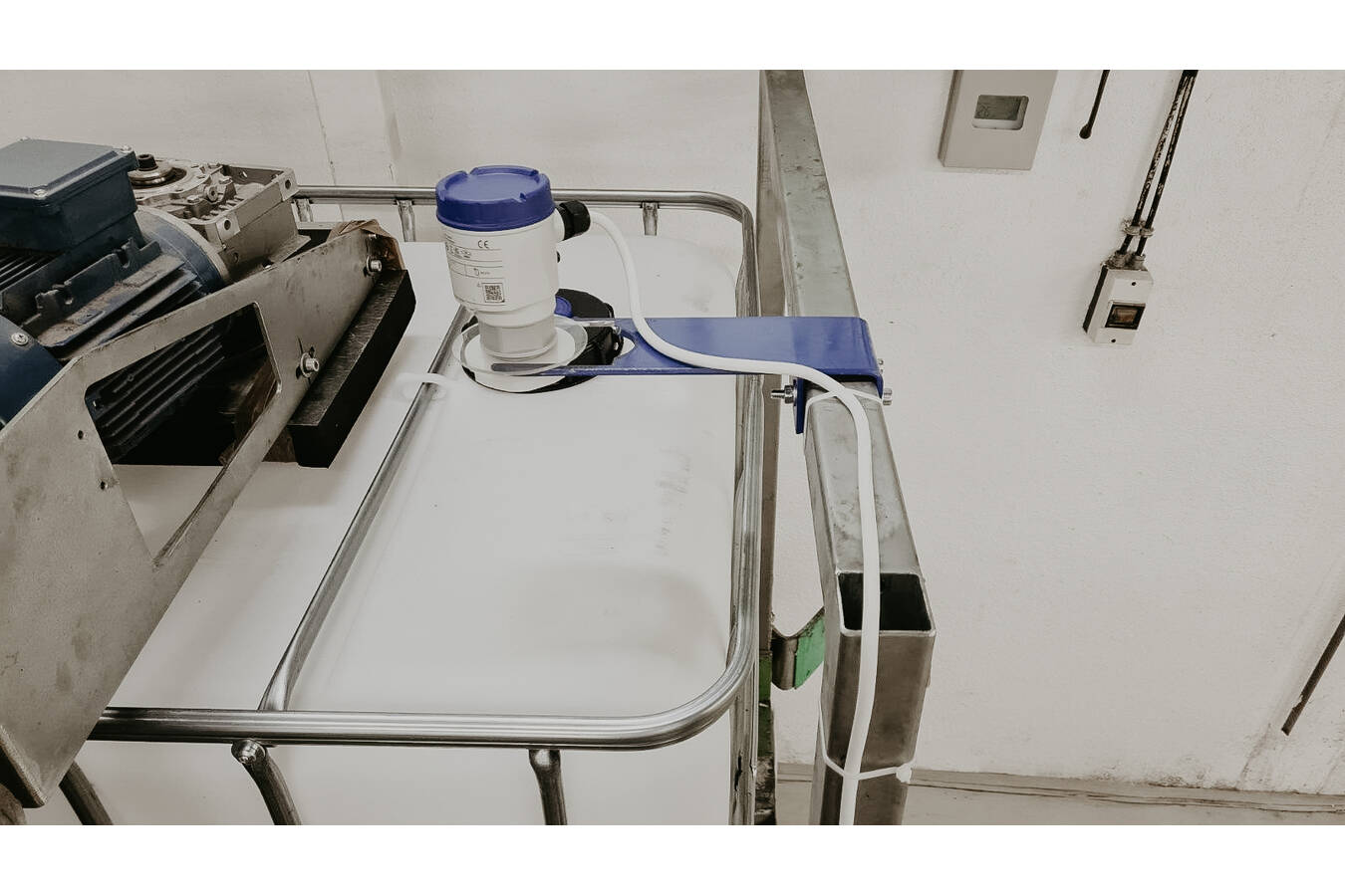 UWT stellt berührungslose IBC-Überwachung für aggressive Medien vor Clevere Lösung für aggressive Medien: UWT Sensoren messen durch IBC hindurch. Das Ergebnis: eine sicherere, flexiblere und nachhaltigere Überwachung in Betrieben.