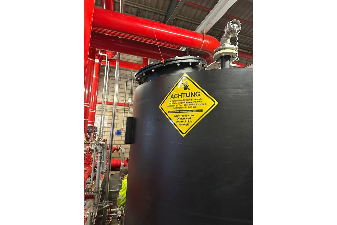 PFAS-Verbot zwingt Industrie zum Handeln Die NT Service GmbH ist Europas führender Spezialist für PFAS-/PFC-Dekontamination in industriellen Lösch- und Tanksystemen. Das Unternehmen bietet rechtssichere, von Behörden und Versicherern anerkannte Verfahren nach POP-, REACH- und WHG-Vorgaben. 