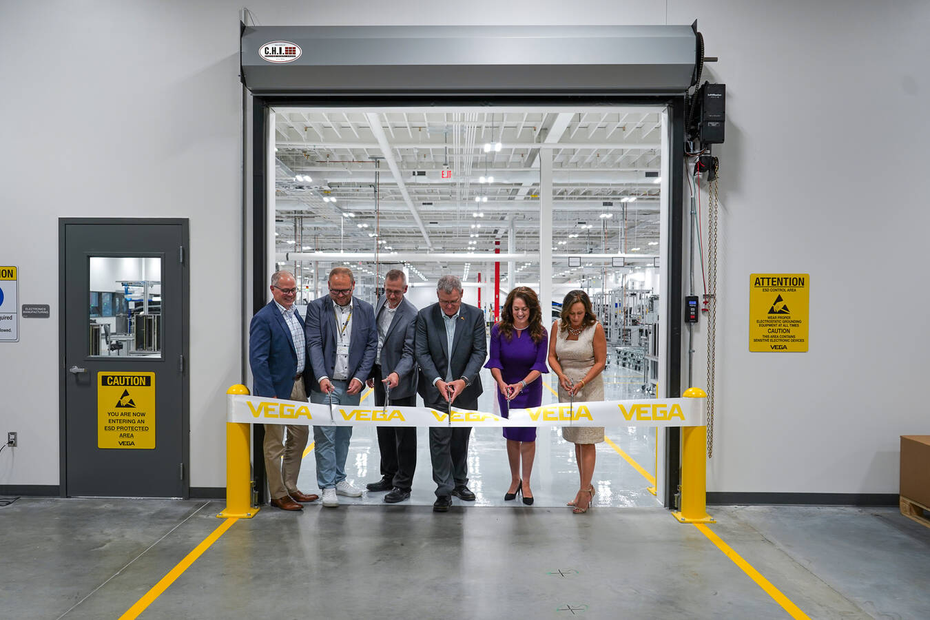 VEGA expandiert in den USA: Neue Elektronikfertigung in Mason eröffnet Ein Meilenstein für den Messtechnikhersteller VEGA Grieshaber KG: Anfang Oktober hat das Unternehmen seine neue Elektronikfertigung am US-Standort Mason bei Cincinnati offiziell in Betrieb genommen. 