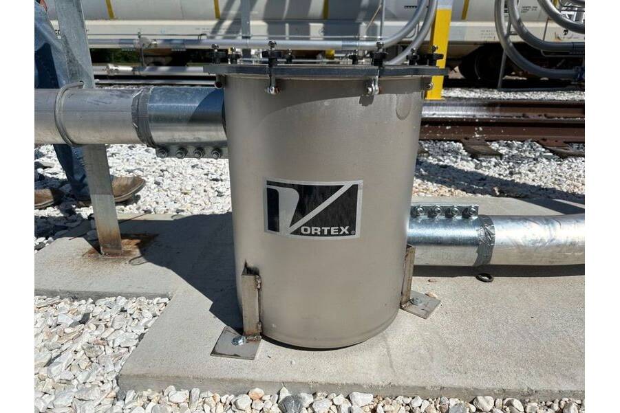 Vortex-Engelshaar-Auffangvorrichtung steigert die Produktionseffizienz Der Vortex Angel Hair Trap hilft einem Kunststoffhersteller im Süden der USA, sein System von den ”teuflischen” Engelshaaren zu befreien, die Kunststoffherstellern so große Kopfschmerzen bereiten.