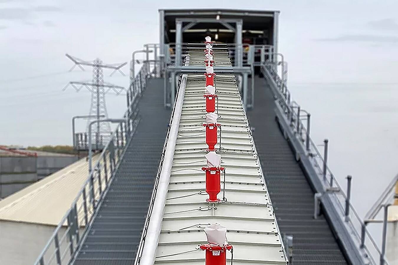 Schutz von Zuckerfabriken vor Explosionsgefahren STUVEX, kürzlich von der STIF-Gruppe übernommen, hat das Flash-Explosionsunterdrückungssystem sowie eine chemische Barriere entwickelt. ATEX-zertifizierte Lösungen zum Schutz kritischer Prozessanlagen in der Zuckerproduktion. 