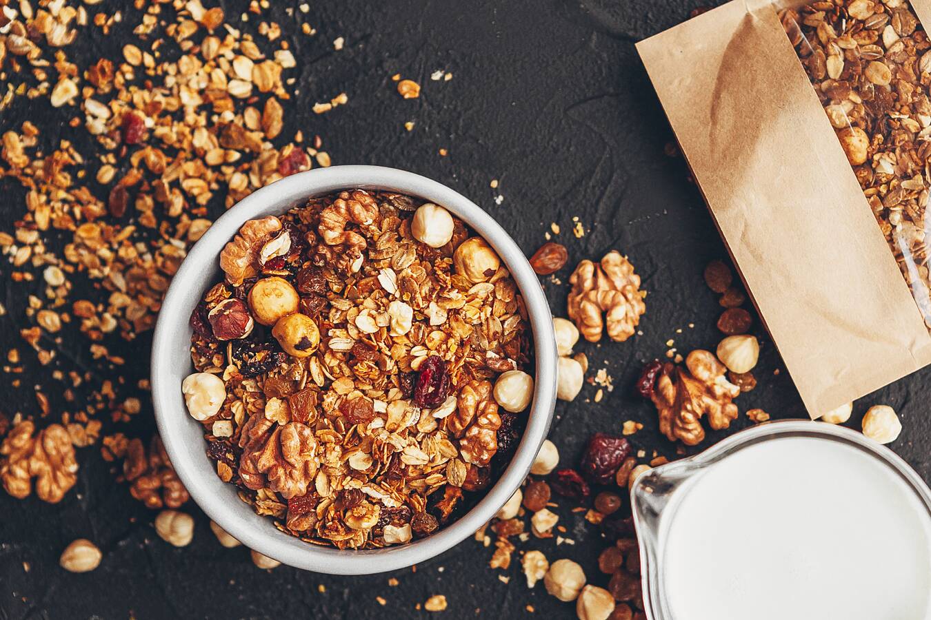 Prozesstechnik für schonende Mischprozesse in Cerealien, Saatenmischun Müsli lebt von seiner Vielfalt – und genau diese Vielfalt stellt besondere Anforderungen an die Mischtechnik. amixon® entwickelt und baut Industriemischer, die heterogene Zutaten zuverlässig vereinen und dabei Struktur, Optik und Qualität bewahren.